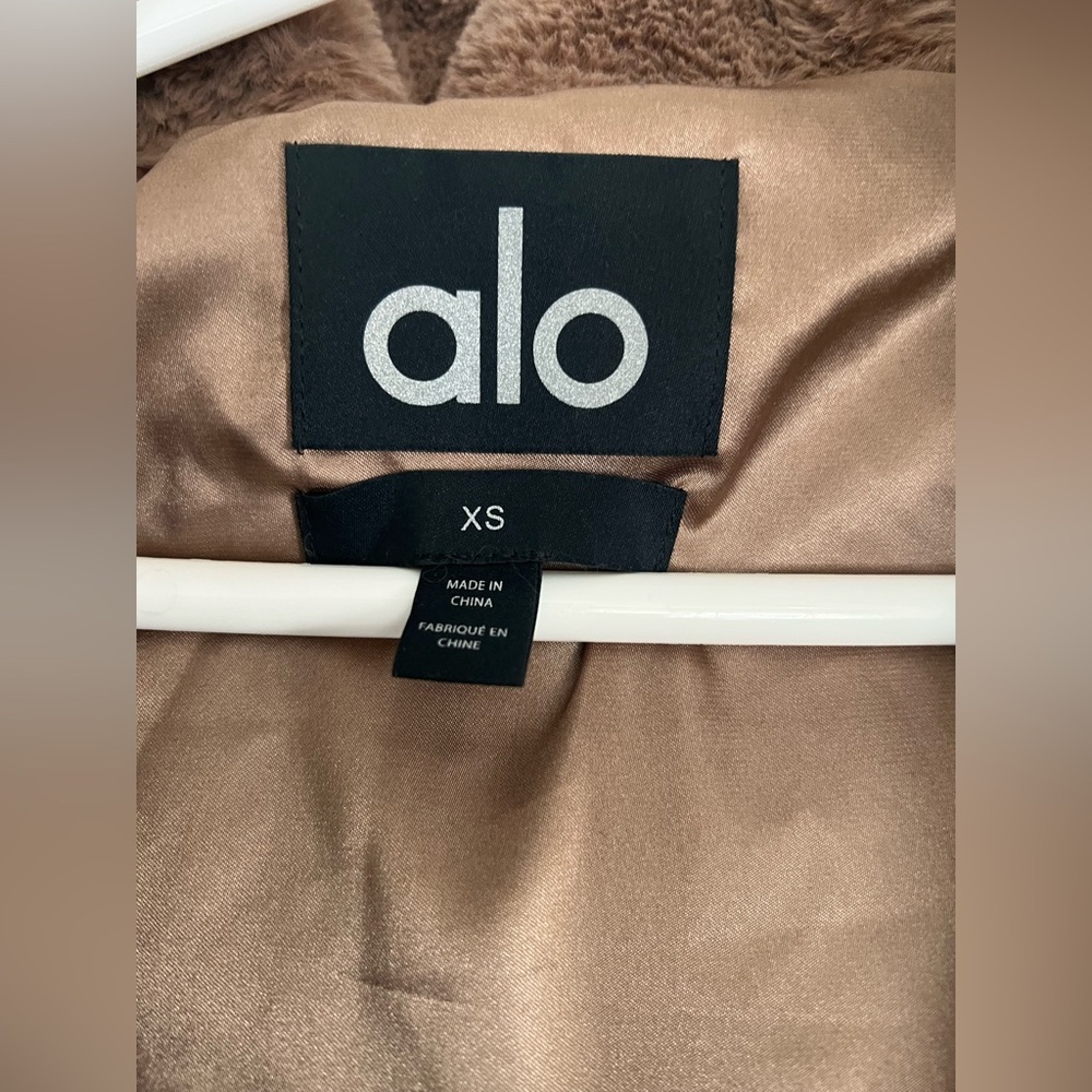 Alo Yoga Faux Foxy Fur Cropped Jacket Toasted Almond Sz XS W Removable Hoodie - Picture 4 of 7